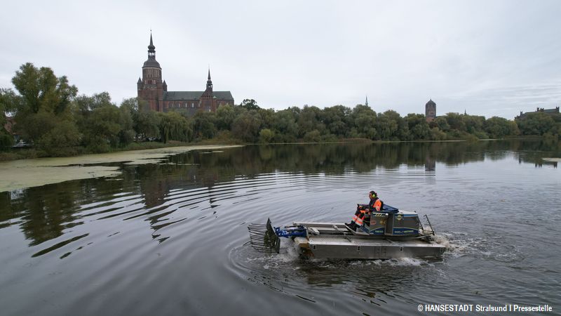Das Amphibienboot auf dem Kleinen Frankenteich mit dem Gabelaufsatz Das Amphibienboot auf dem Kleinen Frankenteich mit dem Gabelaufsatz