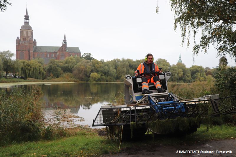 Paul Schwarz steuert das Amphibienboot auf den Kleinen Frankenteich Paul Schwarz steuert das Amphibienboot auf den Kleinen Frankenteich