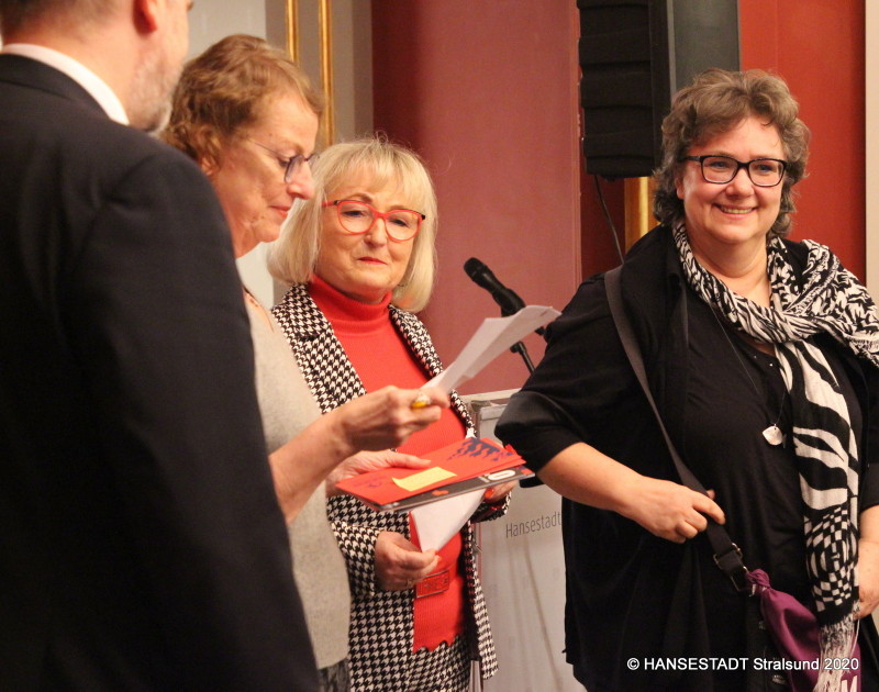 Am Ende gab's noch ein Quizz. Die Stellvertreterin des Präsidenten der Bürgerschaft, Maria Quintana Schmidt (2.v.r.) überreicht hier den Preis an eine der Gewinnerinnen.