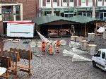Die Mitarbeiter des Amtes für stadtwirtschaftliche Dienste bei der Montage des Sterns auf dem Alten Markt